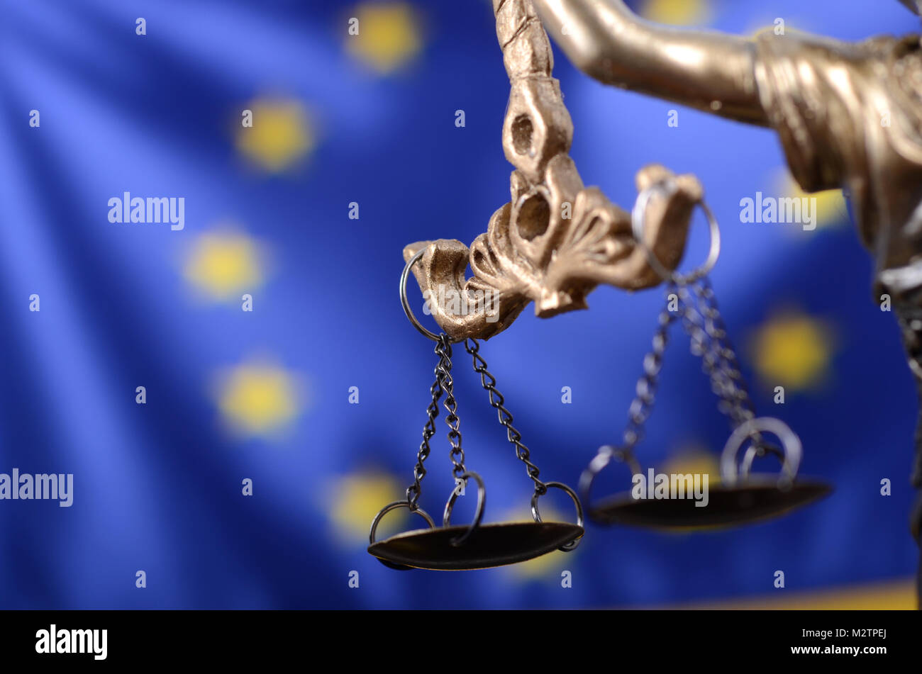 La ley y la justicia, el concepto de legalidad, escalas de Justicia, justitia, Lady Justice delante de la bandera de la Unión Europea en el fondo. Foto de stock