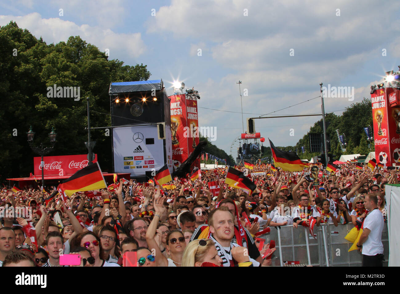 Ventiladores, Empfang der deutschen Fussballmannschaft nach dem Gewinn des Weltmeistertitels auf der Fanmeile en Berlín, 15.07.2014 Foto de stock