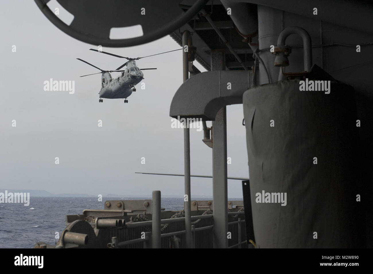 120316-N-SS993-130 el Mar de China oriental (marzo, 16, 2012) - Un Marine helicóptero CH-46 Sea Knight enfoques a la Tierra a bordo de la base anfibia desplegadas desembarque barco USS Tortuga (LSD 46). El Essex Amphibious Ready Group está en marcha a patrullar en los EE.UU. 7ª zona de operaciones de la flota. (Ee.Uu. Navy photo by Mass Communication Specialist 2nd Class Eric Crosby) helicóptero CH-46 Sea Knight por #PACOM Foto de stock