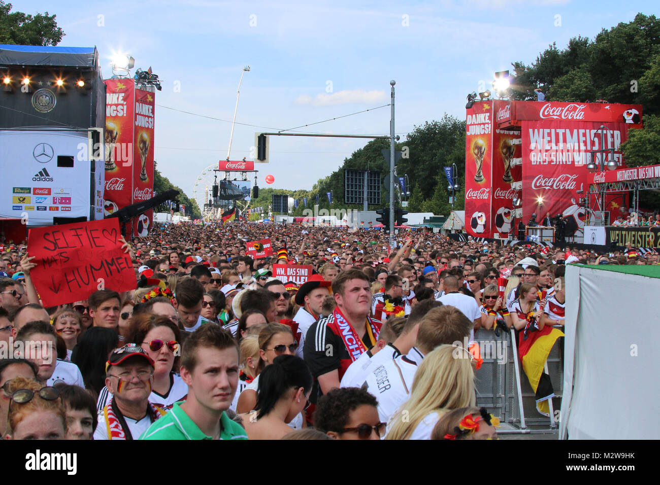 Ventiladores, Empfang der deutschen Fussballmannschaft nach dem Gewinn des Weltmeistertitels auf der Fanmeile en Berlín, 15.07.2014 Foto de stock