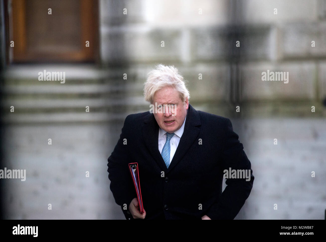 Secretario de Asuntos Exteriores, Boris Johnson, en Downing Street para una reunión del gabinete Foto de stock