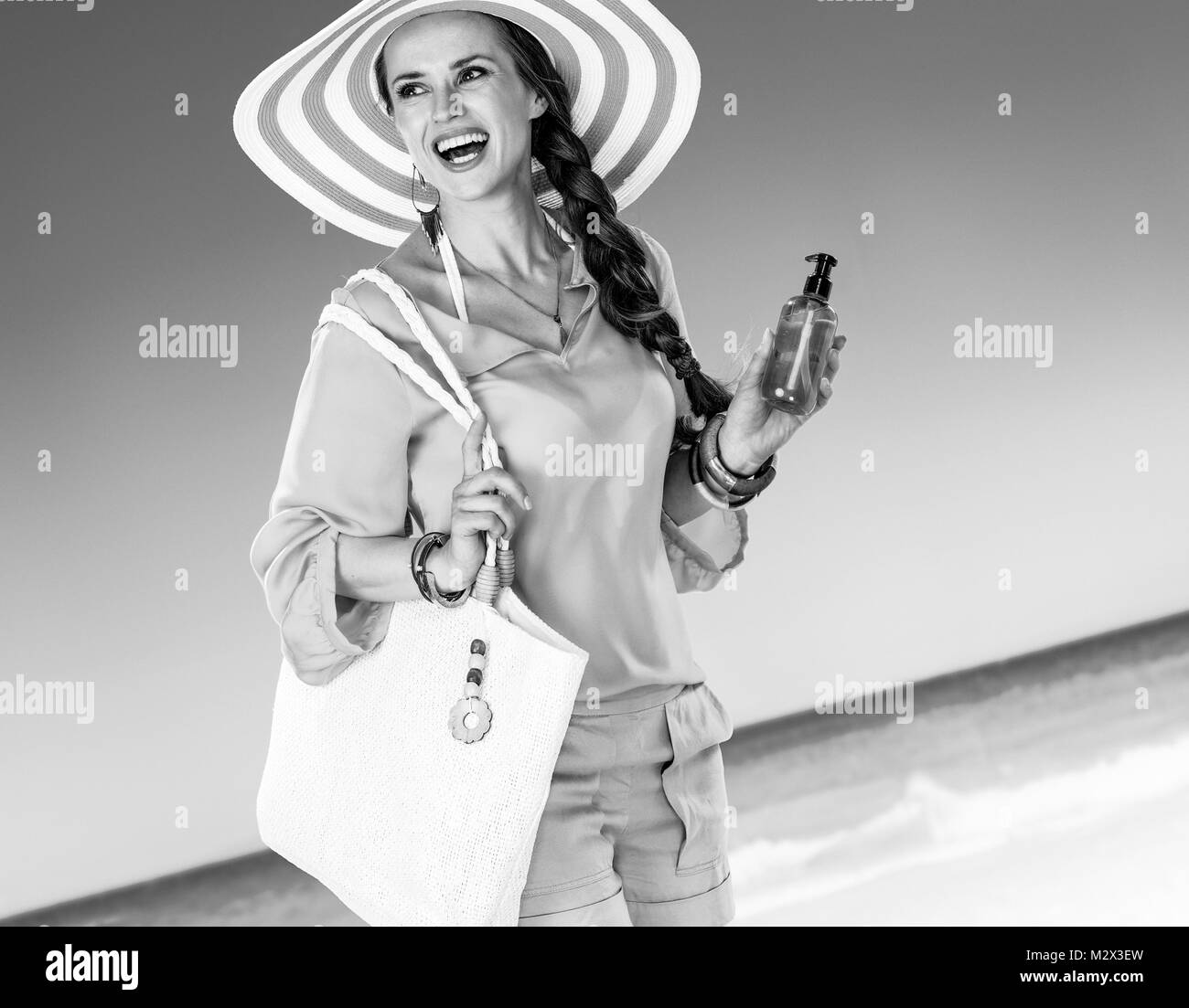 Blusa Color Canela Imágenes de stock en blanco y negro - Alamy