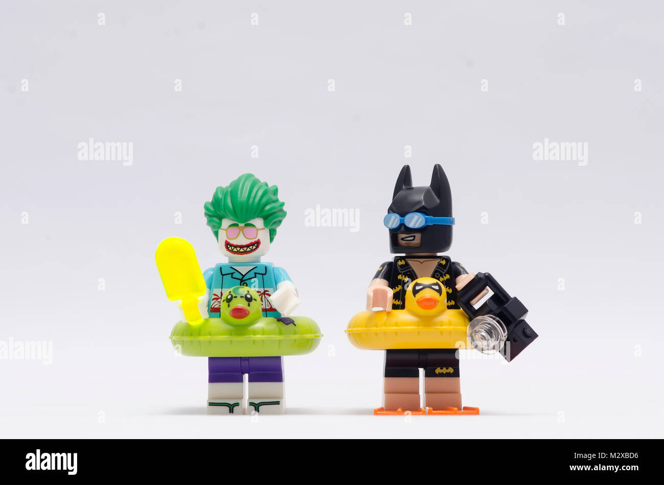 Batman y joker de vacaciones aislado sobre fondo blanco. Lego minifigures  son fabricados por el Grupo Lego Fotografía de stock - Alamy