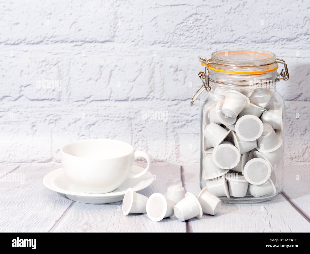 Una taza de café blanco con blanco genérico nespresso colocar bolsitas de  café Fotografía de stock - Alamy