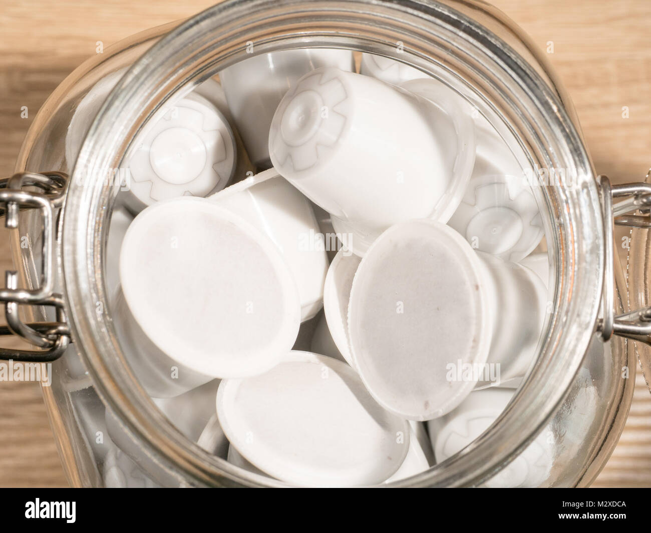 Un tarro de vidrio lleno de blanco genérico nespresso colocar bolsitas de  café Fotografía de stock - Alamy