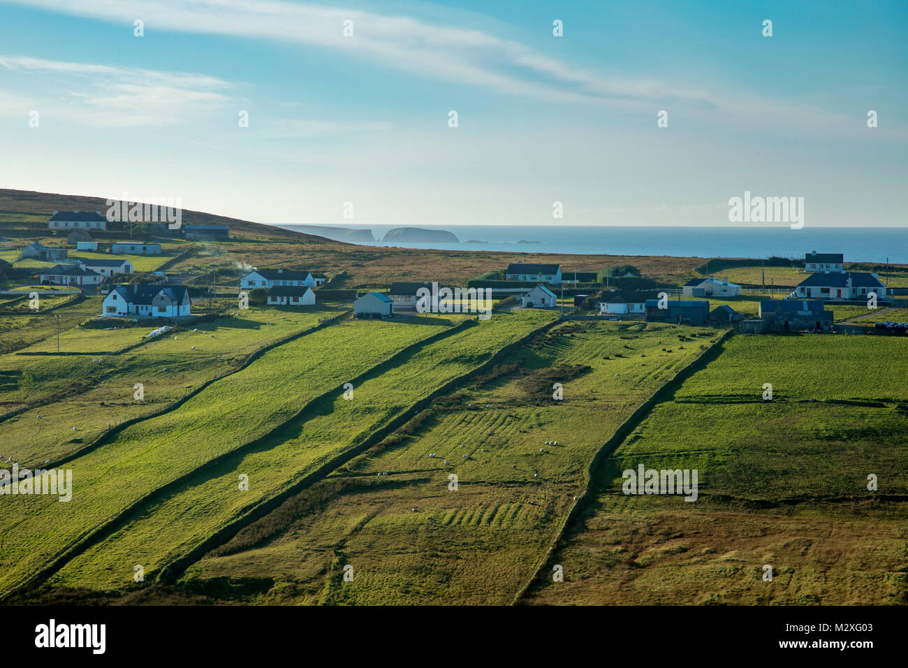 Casas rurales costeras y campos verdes en Carrowteige, en el condado de Mayo, Irlanda. Foto de stock