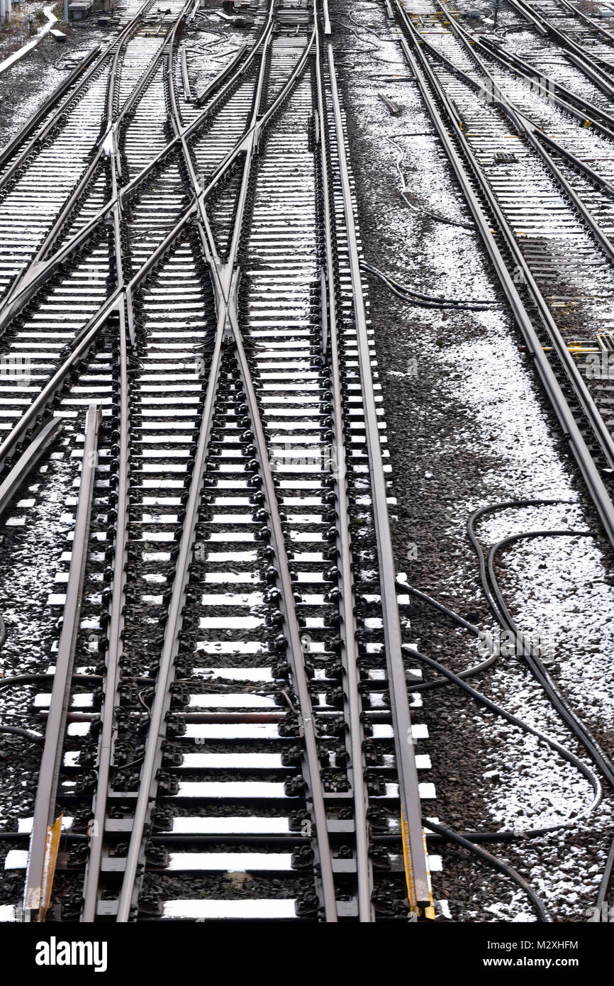 Ferrocarril de vía férrea o líneas en la nieve del invierno cubre las líneas  de tren. Los patrones y las rutas realizadas por las líneas de ferrocarril  a través de la nieve