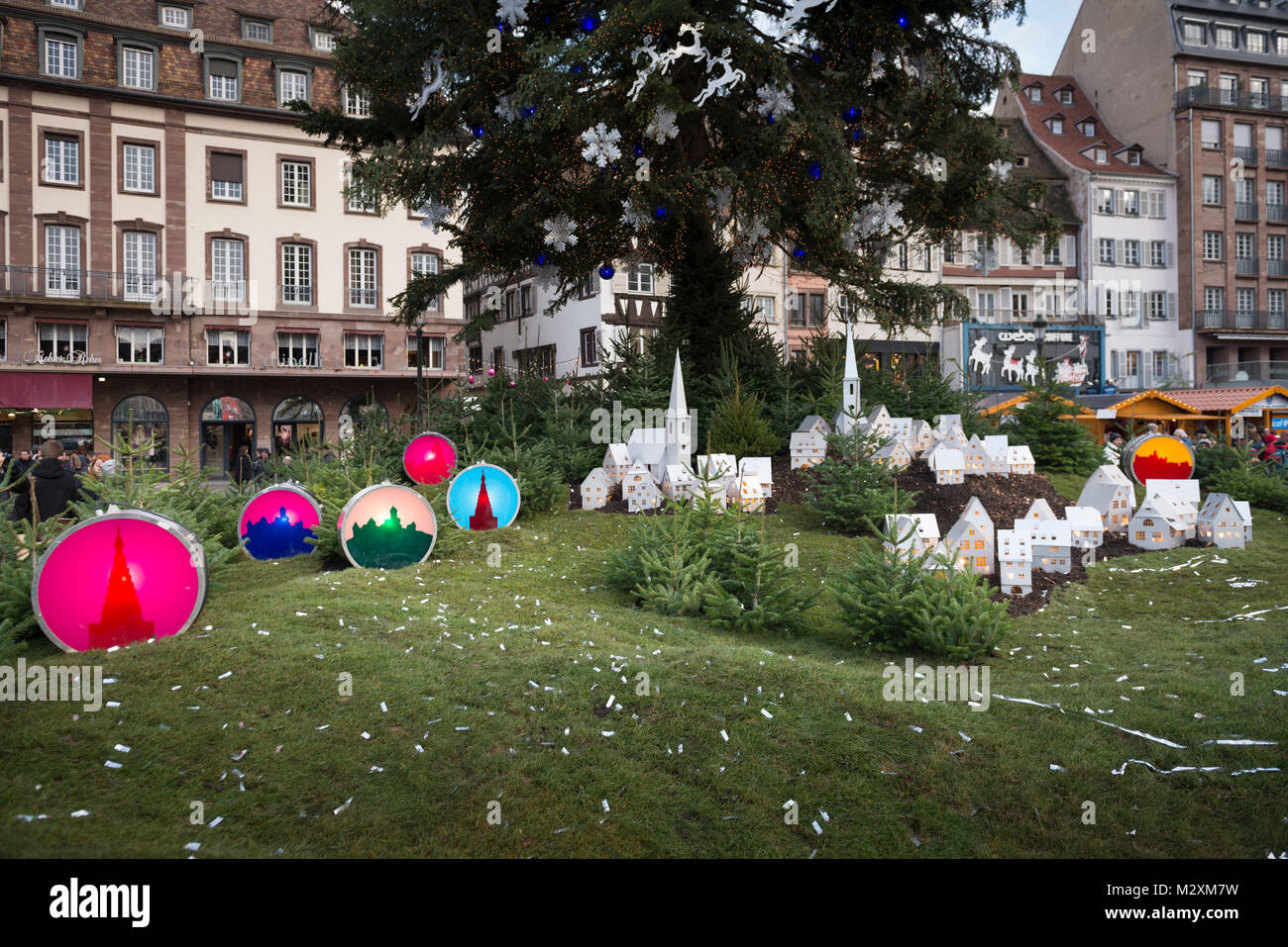 Francia, Alsacia, Estrasburgo en época de Navidad, la Place Kléber, bajo el árbol de Navidad. Foto de stock