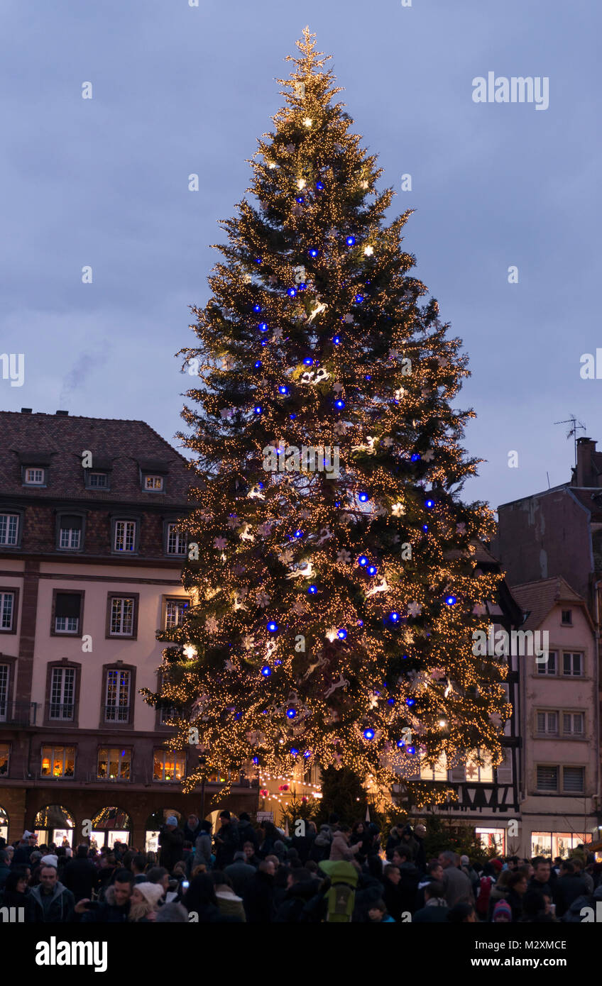 Francia, Alsacia, Estrasburgo en época de Navidad, la Place Kléber Foto de stock