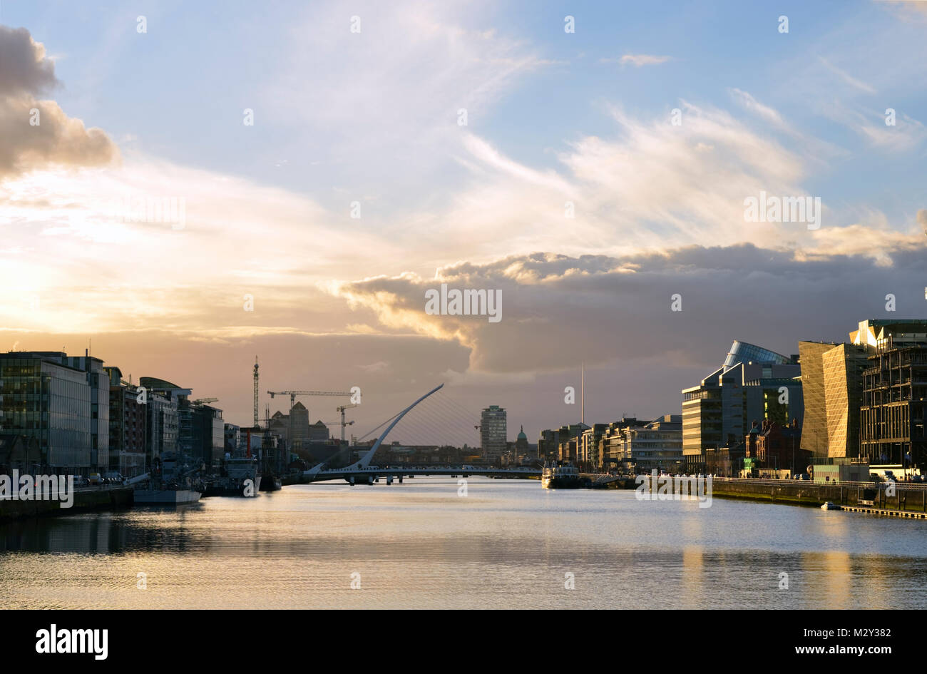 El río Liffey, en el centro de la ciudad de Dublin,Irlanda,puesta de sol en la procedencia. Foto de stock