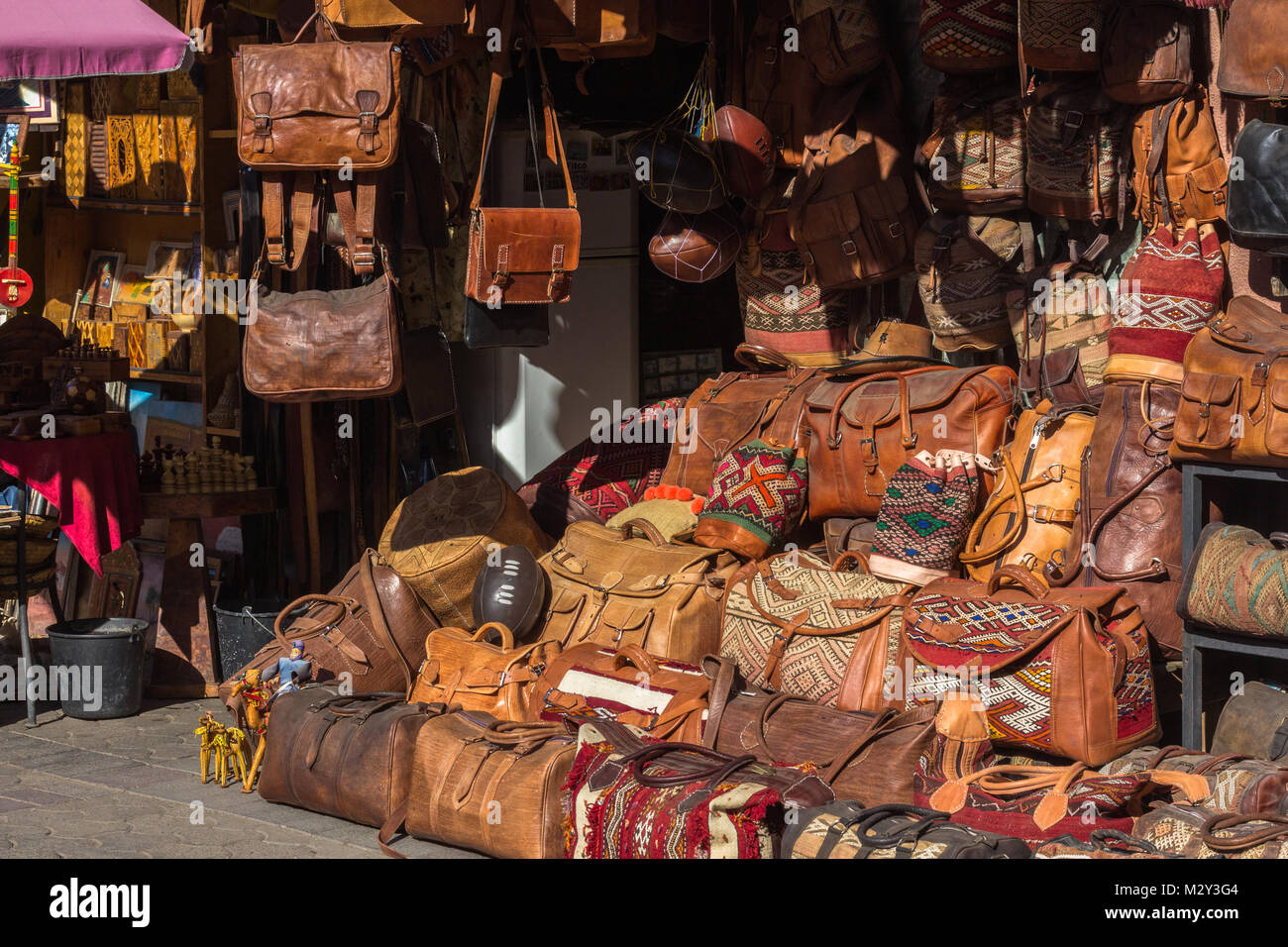 Tradicional, bolsos de cuero hechos a mano para la venta en los zocos de  Marrakech, Marruecos Fotografía de stock - Alamy