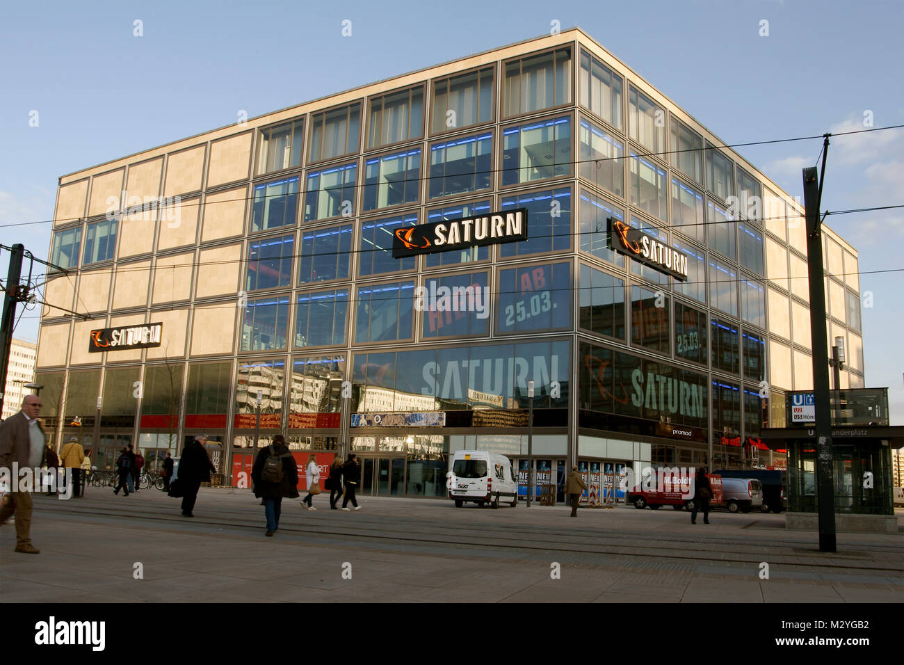 Saturno Elektronik-Fachmarkt Der neue Berliner am Alexanderplatz Foto de stock