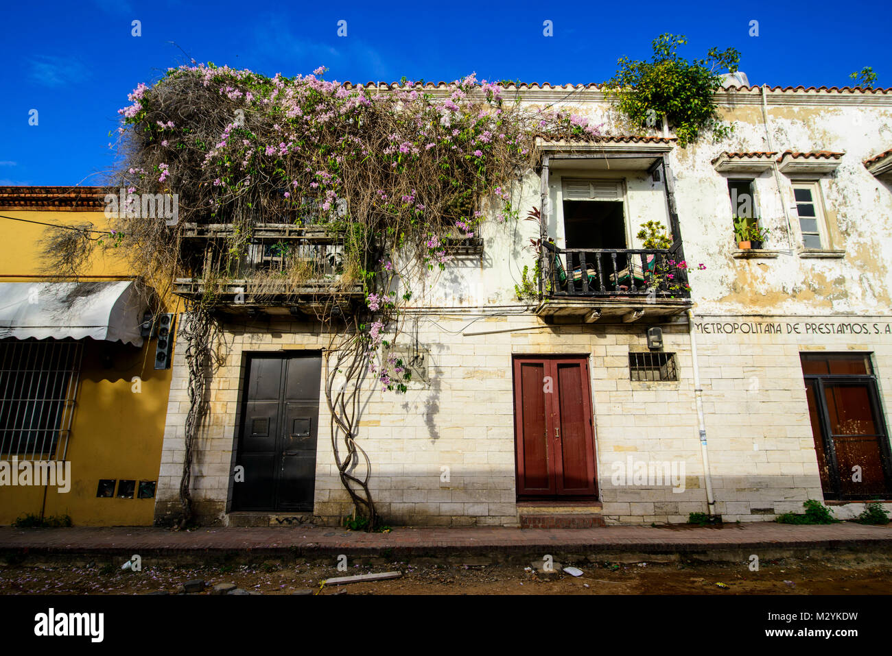 Balcón cubierto de casas coloniales de la zona colonial, patrimonio