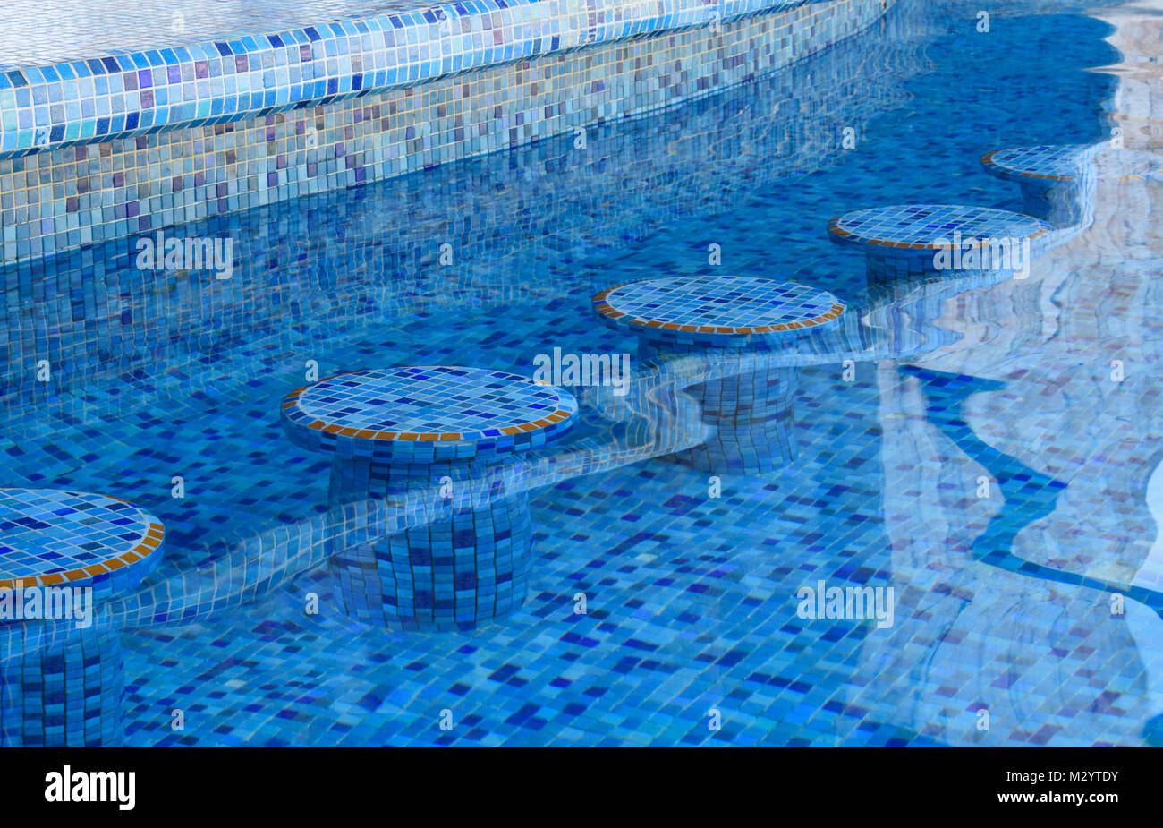 Taburetes de bar piscina fotografías e imágenes de alta resolución - Alamy