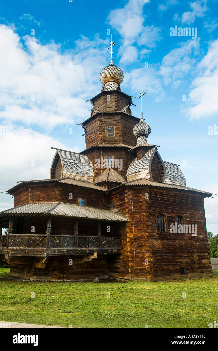 Iglesia de madera en el Museo de la arquitectura en madera en el patrimonio mundial de la Unesco vista Suzdal, anillo de oro, Rusia Foto de stock