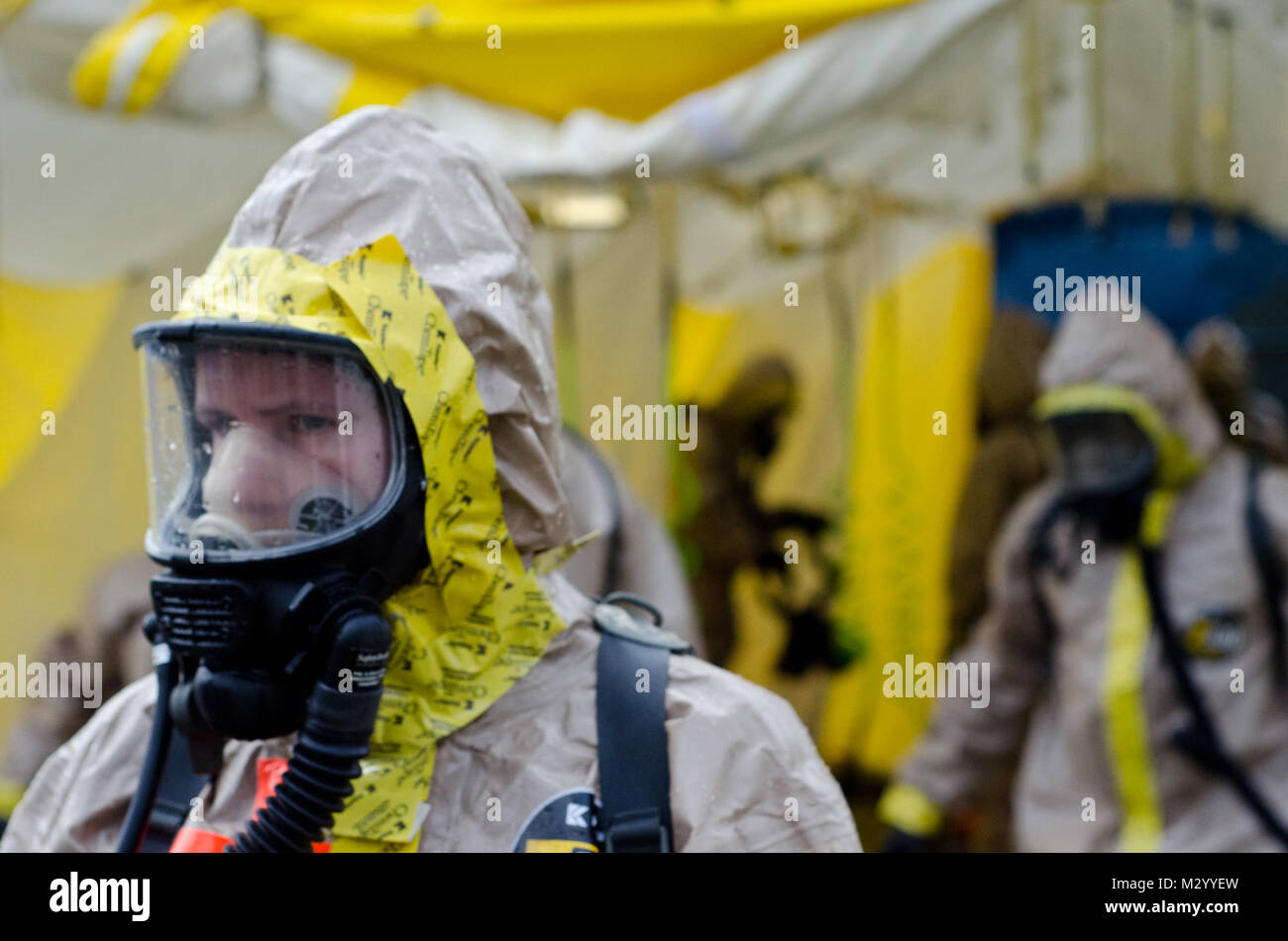 La Guardia Nacional de Georgia, la 248ª compañía médica Spc. Sally Farnham,  un enfermero de combate para la búsqueda y extracción team, esperó en línea  para eliminar su ropa después de ser