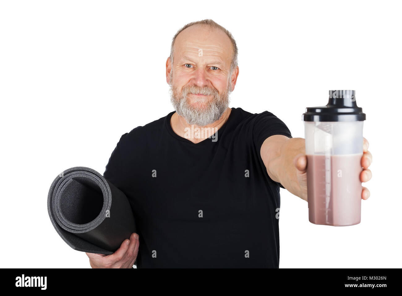 Colocar anciano sosteniendo un batido de proteínas y yoga colchoneta en el  fondo aislado Fotografía de stock - Alamy