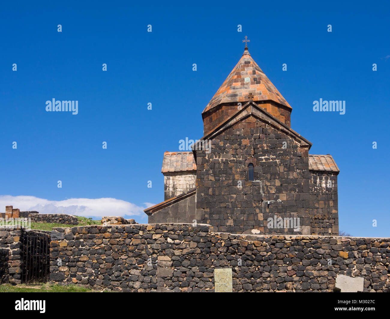 Monasterio de Sevanavank en una península en el lago Sevan en Armenia, un atractivo turístico muy visitado con importancia histórica y religiosa Foto de stock