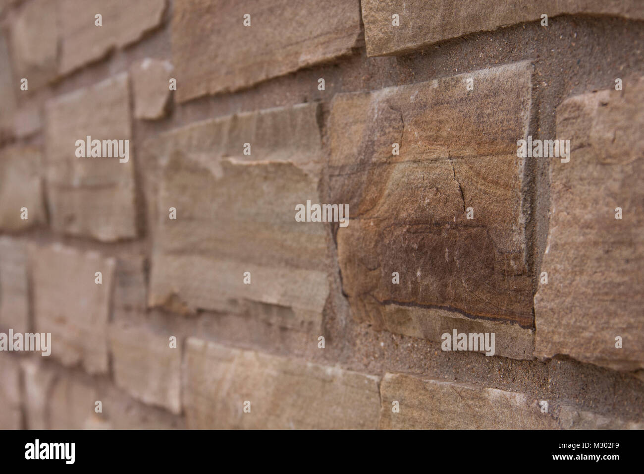 La vista exterior de un muro exterior de ladrillo de piedra arenisca. Foto de stock