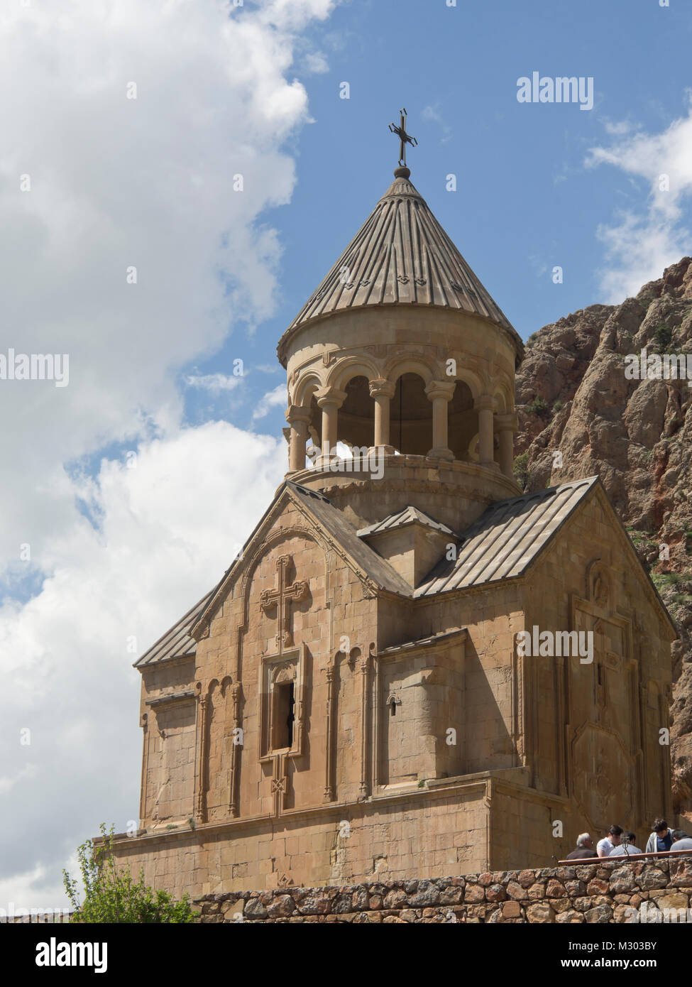 Monasterio Noravank en el sur de Armenia, la Iglesia Surb Astvatsatsin en un entorno espectacular contra los acantilados de la quebrada Zangezur Foto de stock