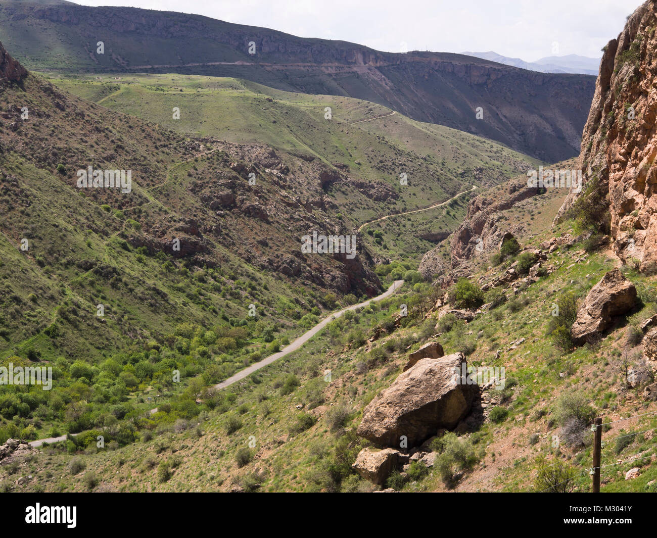 La profunda y larga Zangezur gorge con ladrillo rojo acantilados conduce a los visitantes el Monasterio Noravank en el sur de Armenia Foto de stock