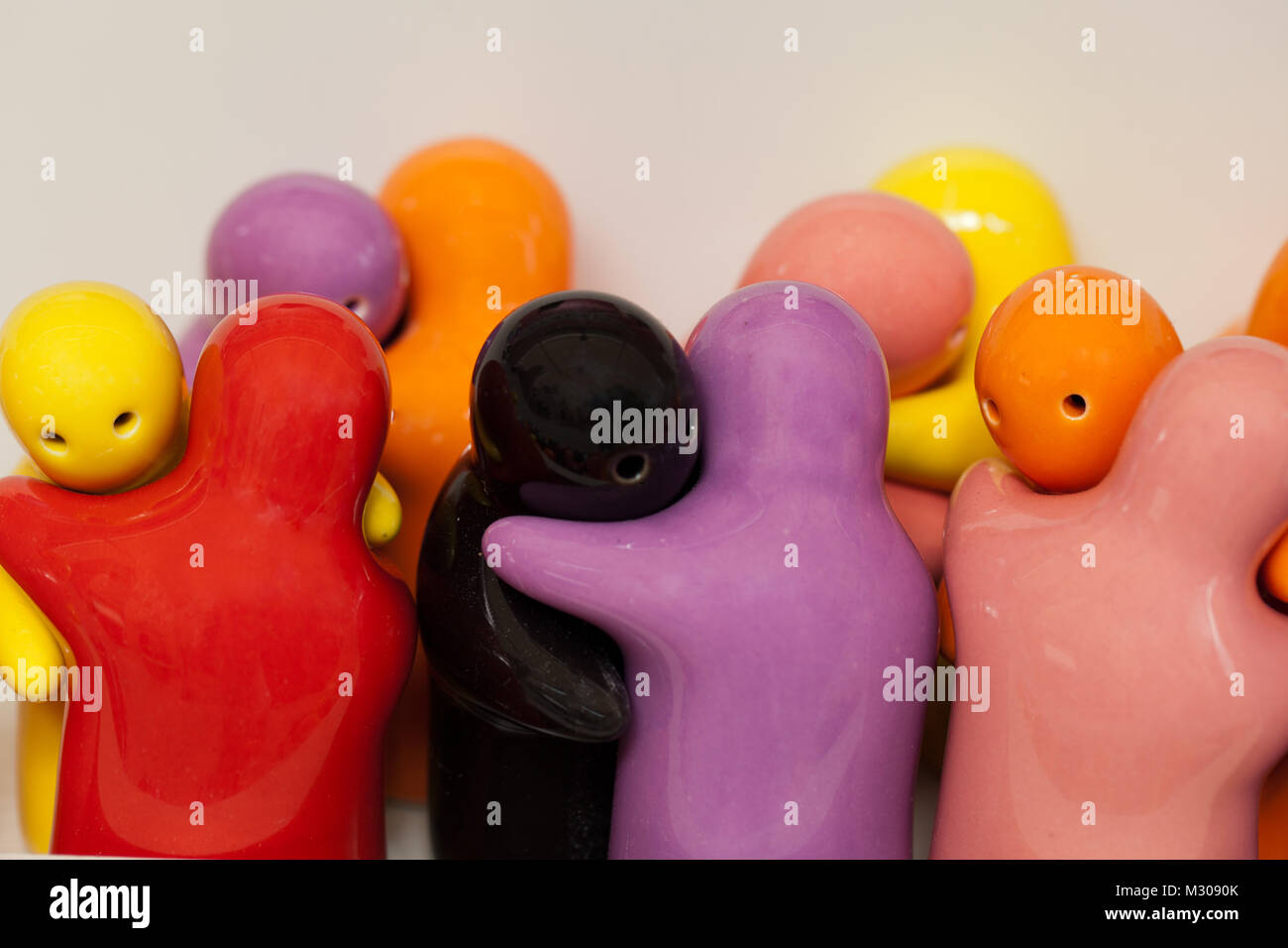 Figuritas de colores - el símbolo del amor y la tolerancia Foto de stock