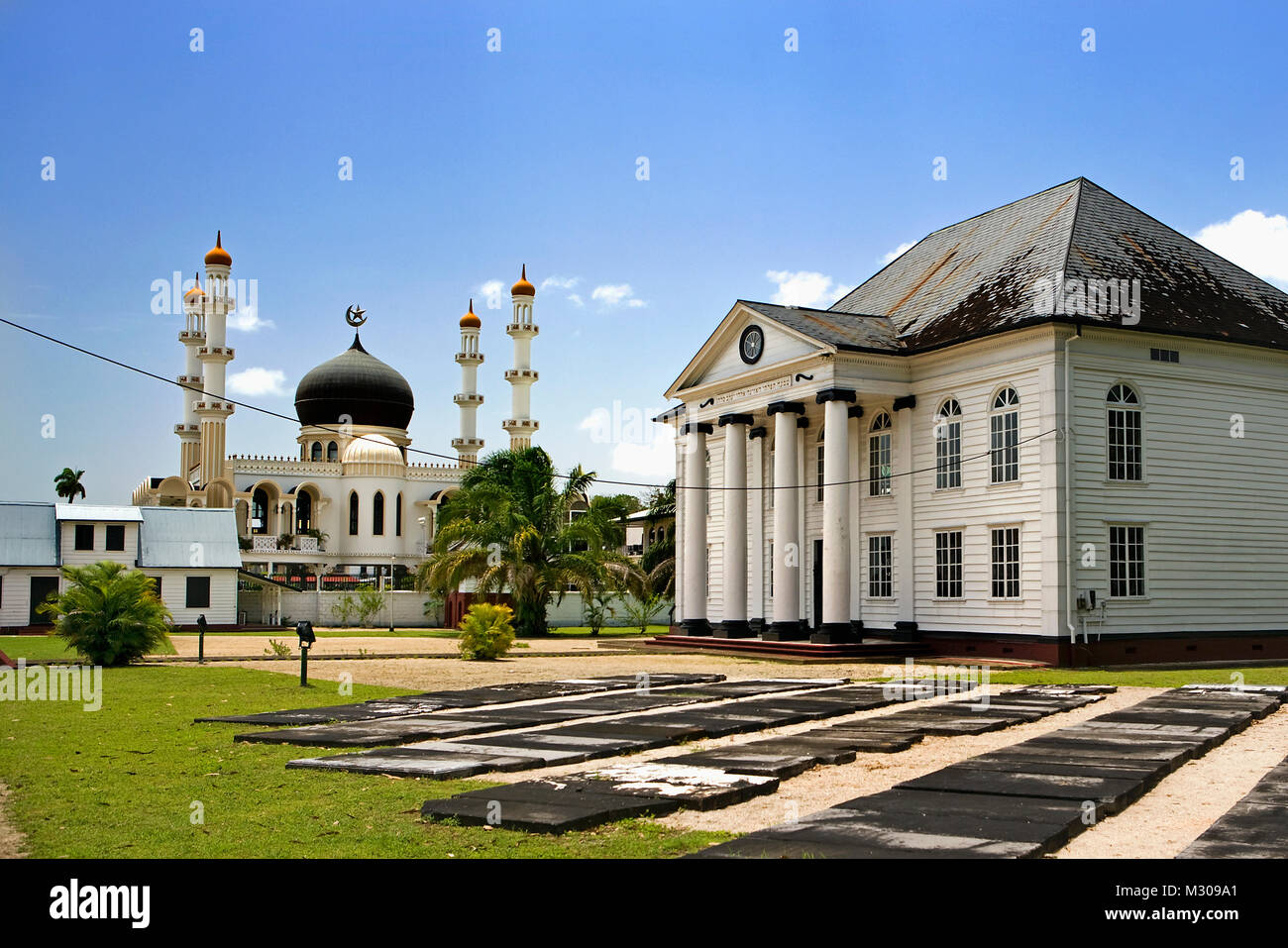Surinam, Paramaribo, la Mezquita y la sinagoga en Keizerstraat en el histórico centro de la ciudad. Foto de stock