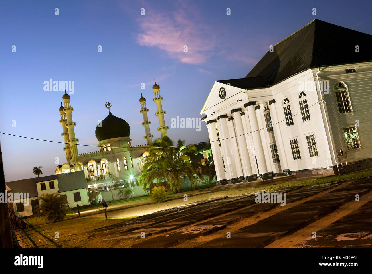 Surinam, Paramaribo, la Mezquita y la sinagoga en Keizerstraat en el histórico centro de la ciudad al atardecer. Foto de stock