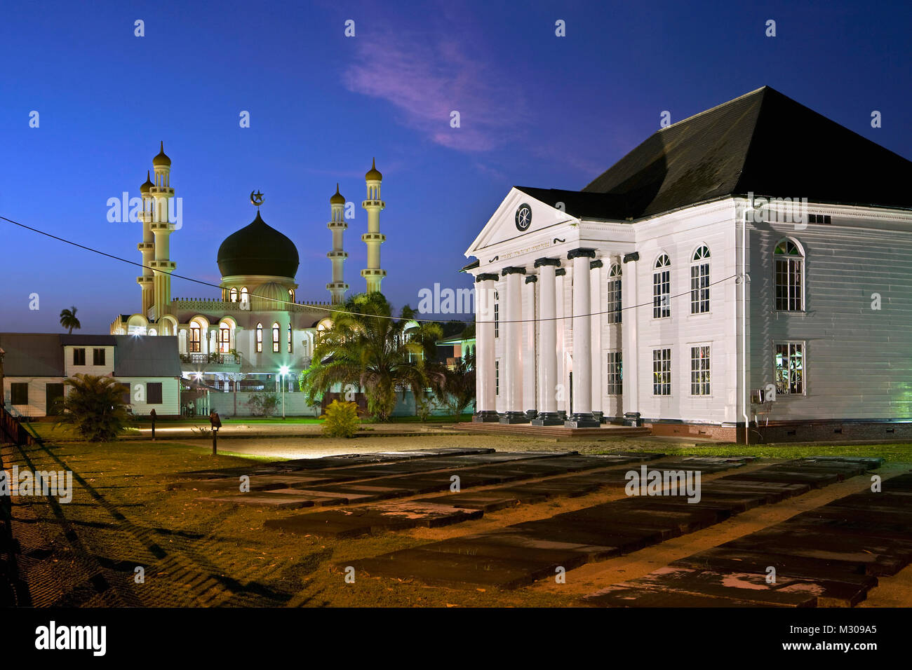 Surinam, Paramaribo, la Mezquita y la sinagoga en Keizerstraat en el histórico centro de la ciudad al atardecer. Foto de stock