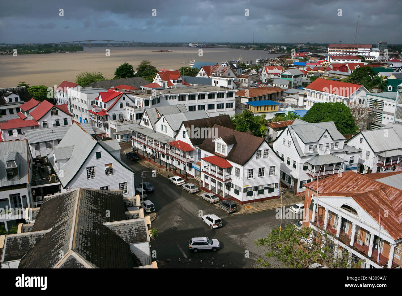 Surinam, Paramaribo, vista en el histórico centro de la ciudad y el río Surinam. Foto de stock