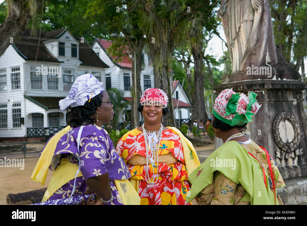 Surinam, Paramaribo. Las mujeres criollas en Kotomisi vestido, el traje criollo nacional. La histórica ciudad de interior. La UNESCO, Patrimonio de la Humanidad. Foto de stock