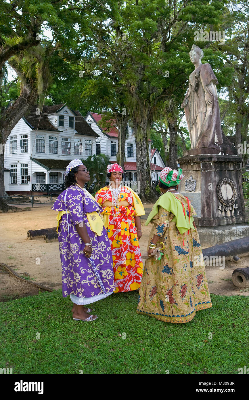 Surinam, Paramaribo. Las mujeres criollas en Kotomisi vestido, el traje  criollo nacional. La histórica ciudad de interior. La UNESCO, Patrimonio de  la Humanidad Fotografía de stock - Alamy