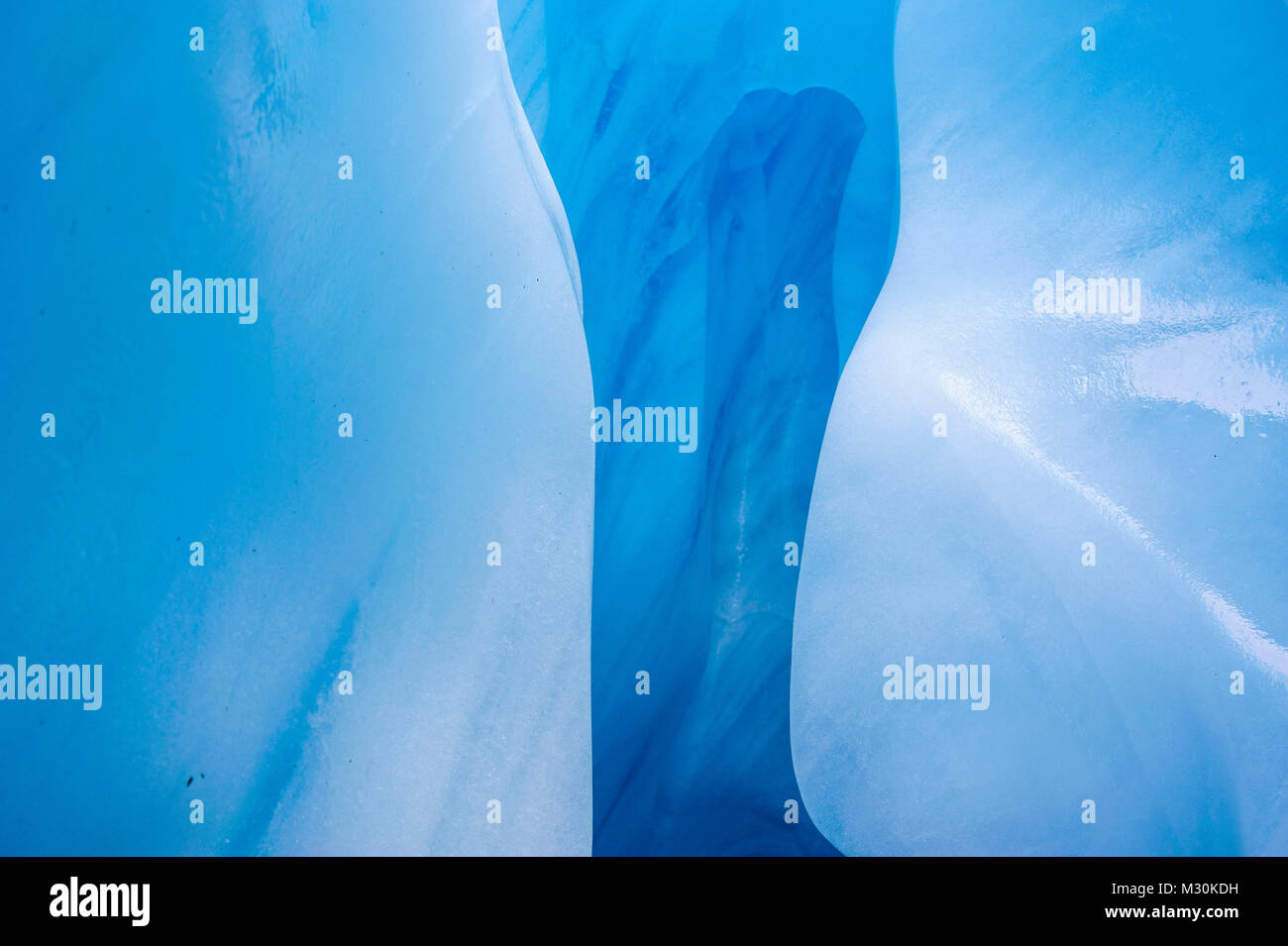 Muy bluie hielo en una cueva de hielo en el glaciar Fox, Isla del Sur, Nueva Zelanda Foto de stock