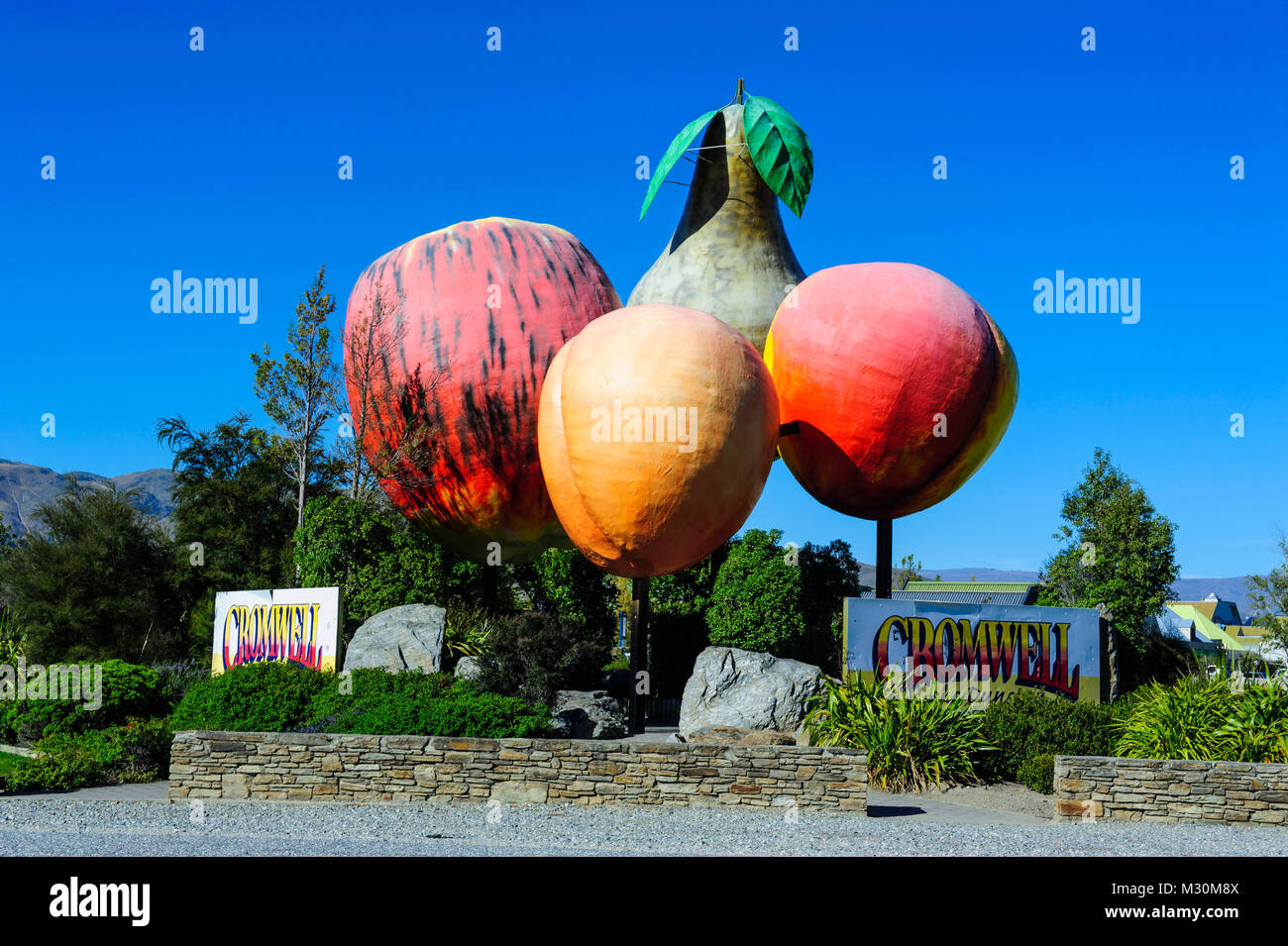 Frutas gigantescas como signo de una granja de frutas, cerca de Queenstown, Isla del Sur, Nueva Zelanda Foto de stock
