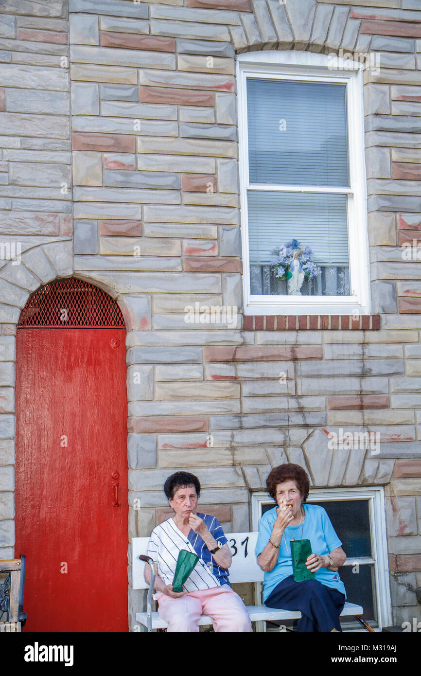 Baltimore Maryland, barrio de Little Italy, casa de fila de clase trabajadora, mujeres mujeres mujeres, vecino, sentado, banco, comer, ancianos ciudadanos, Foto de stock