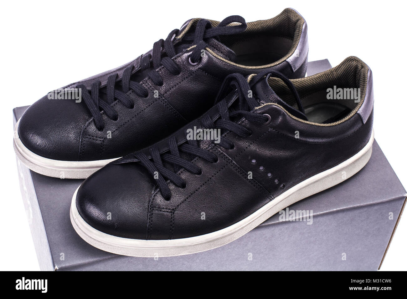 Zapatillas negras con suelas blancas fotografías e imágenes de alta  resolución - Alamy