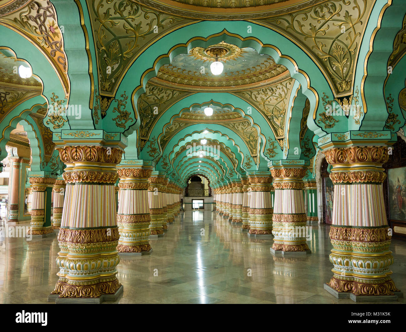 MYSORE, India - 11 de Enero 2018: coloridos adornos interiores salas del palacio real de Mysore, Karnataka, India Foto de stock