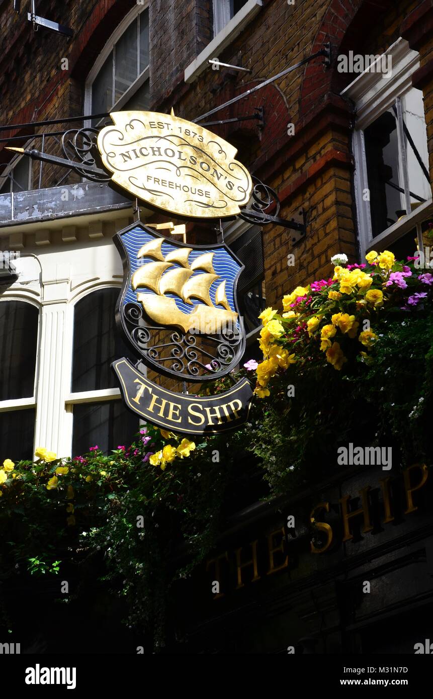 El buque pub, de la ciudad de Londres, Inglaterra, Reino Unido. Foto de stock