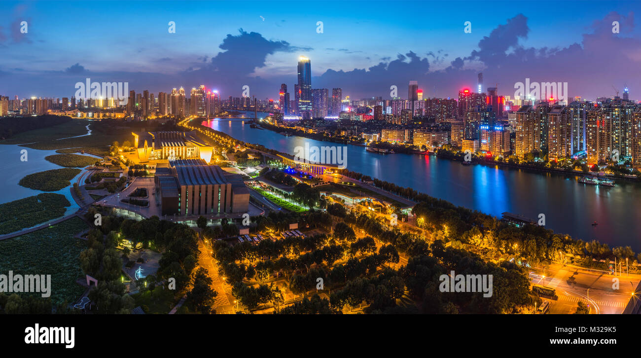 Vista nocturna de la ciudad de Wuhan, Hankou, Hubei Foto de stock