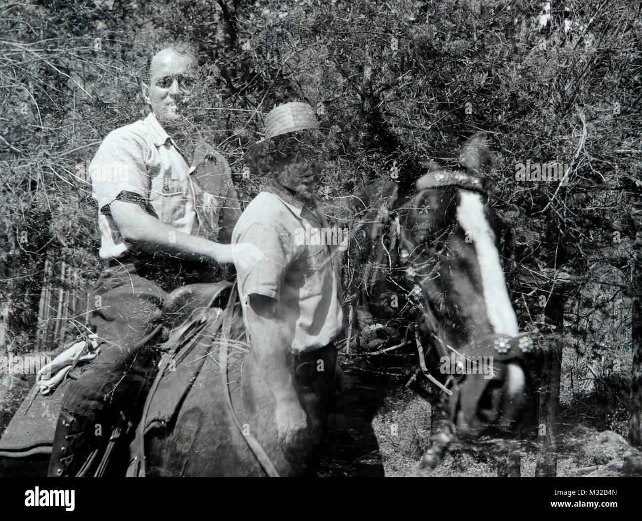 Doble exposición accidental de un hombre y un caballo, ca. 1950. Foto de stock
