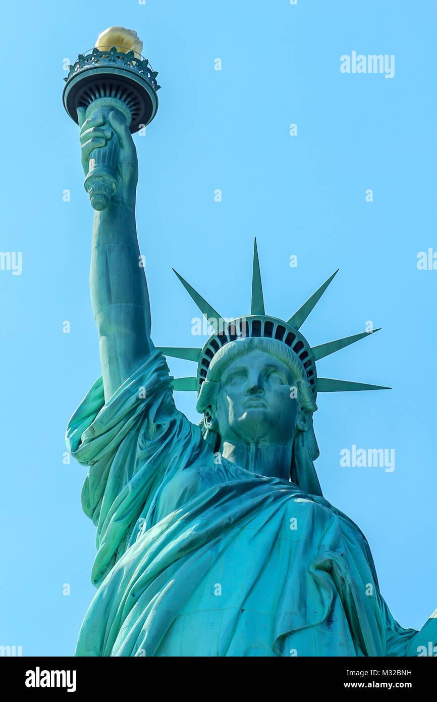 La estatua de la libertad con el cielo azul de cerca Foto de stock