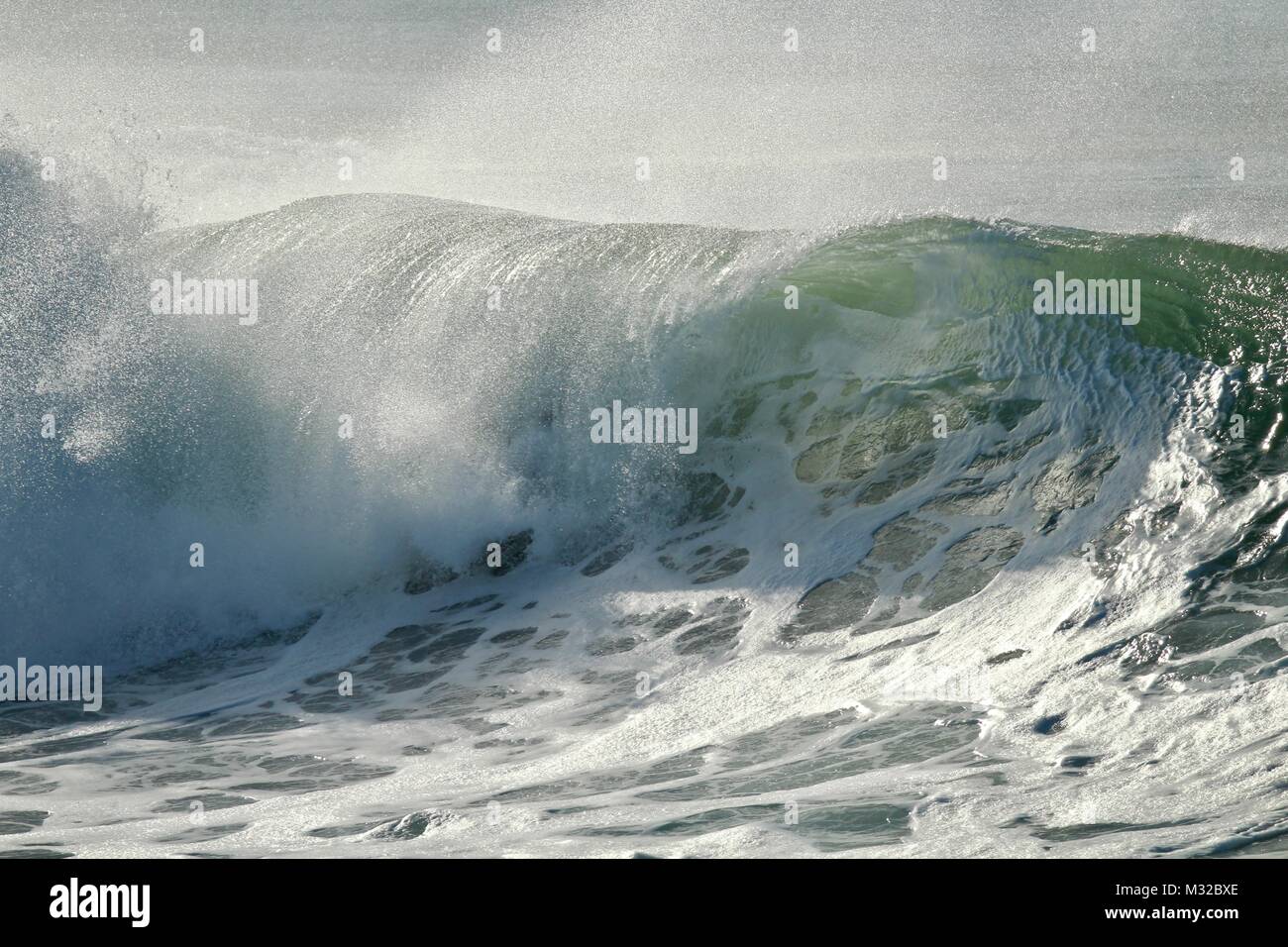 Azul verde olas en el Océano Pacífico de curling Foto de stock