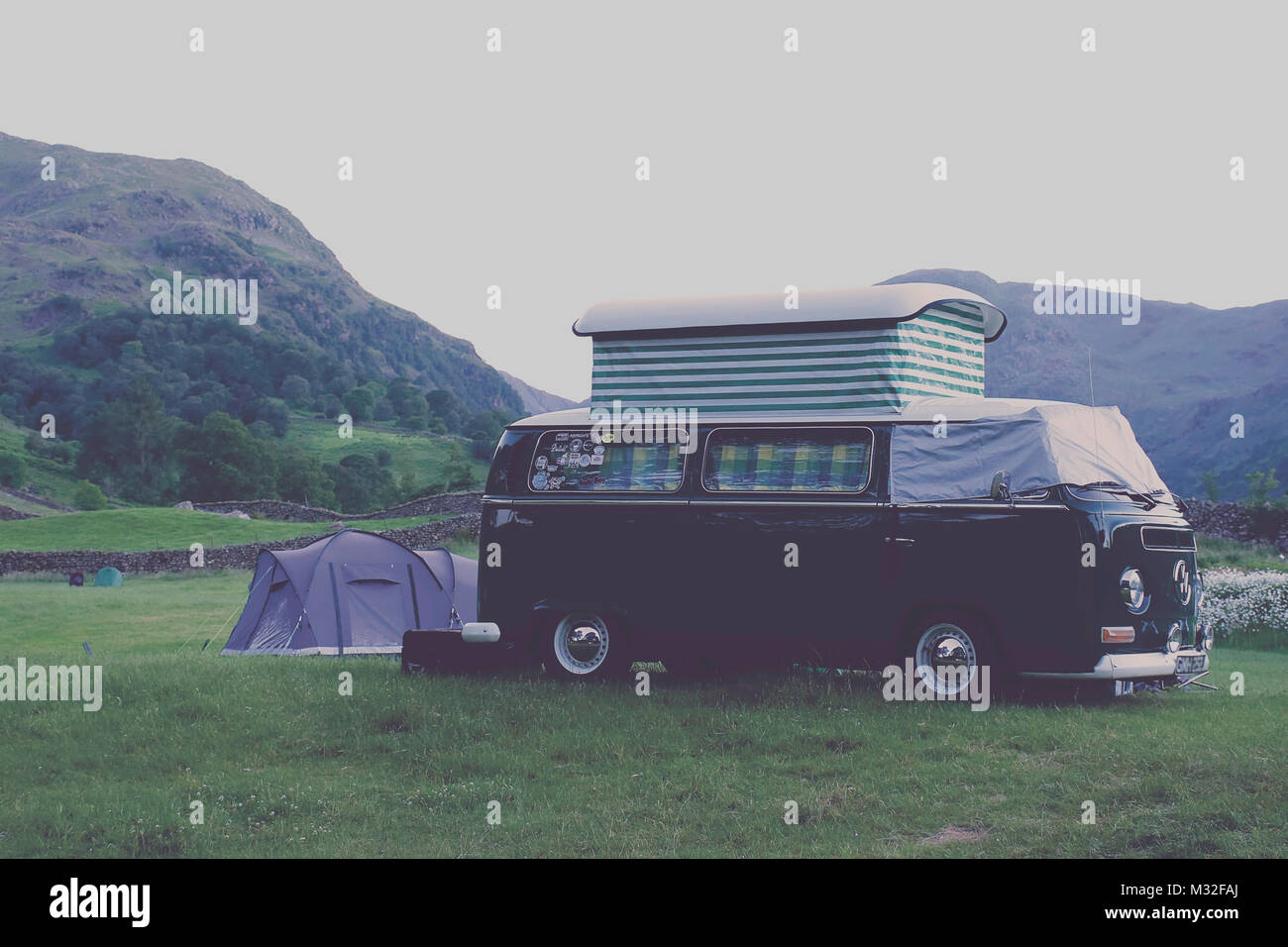 La vieja escuela,Volkswagen camper van a acampar en el Parque Nacional Lake District, Cumbria, Reino Unido.Tienda y paisaje de fondo.Camping Reino Unido,travel Uk.70's style. Foto de stock