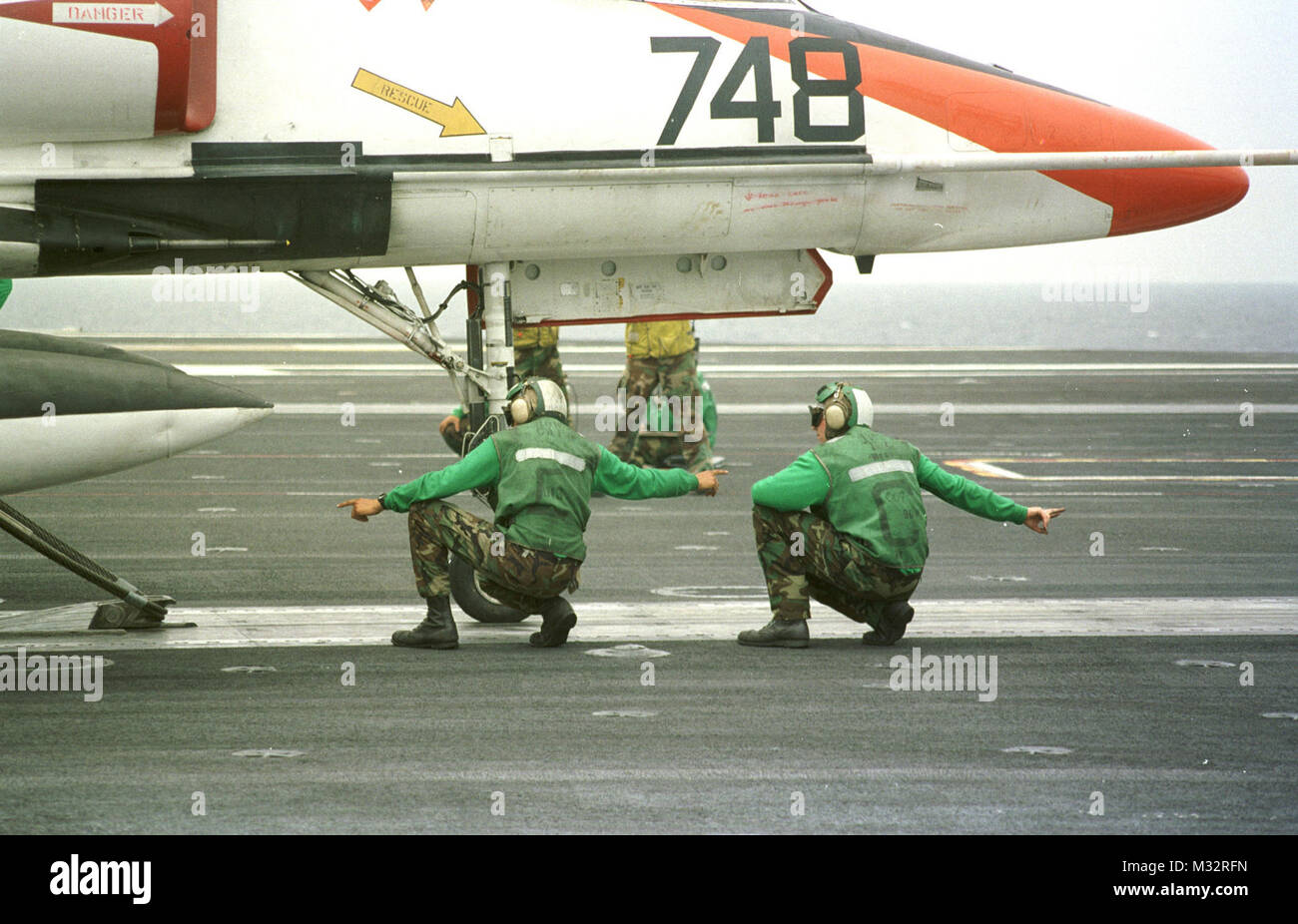 990629-n-0507f-004jpg-un-miembro-de-la-tripulacion-de-vuelo-prepara-un-t-a4-skyhawk-escuadron-de-adiestramiento-de-la-flota-de-dos-uno-para-su-lanzamiento-a-bordo-del-uss-george-washington-cvn-73-el-29-de-junio-de-1999-el-espiritu-de-libertad-esta-realizando-actualmente-transportista-calificaciones-en-el-oceano-atlantico-oficial-de-la-marina-de-eeuu-foto-por-companero-del-fotografo-brian-fleske-de-tercera-clase-990629-n-0507f-004-por-navalsafetycenter-m32rfn.jpg
