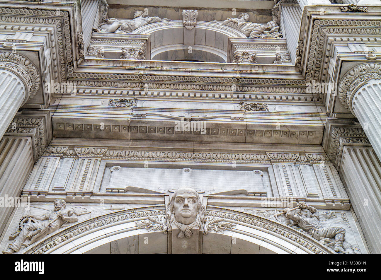 Philadelphia Pennsylvania, Market Street, Penn Square, City Hall, edificio, edificio público, estilo del Segundo Imperio, arquitecto John McArthur, busto, Benjamin Frank Foto de stock