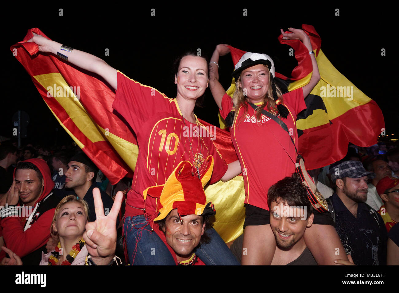 Laut jubelnde Fußballfans beim Sieg von Spanien gegen Italien an der Fanmeile zur Europameisterschaft 2012 am Brandenburger Tor en Berlín. Foto de stock