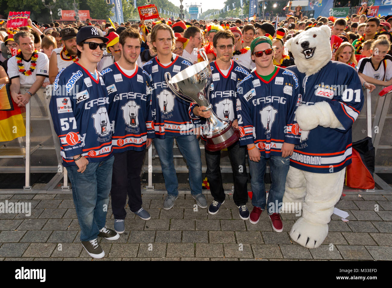 Die Berliner Eisbären mit Pokal im Pressegraben vor der Bühne bei den Fans auf der Fanmeile zur Europameisterschaft 2012 Deutschland gegen Italien am Brandenburger Tor en Berlín. Foto de stock