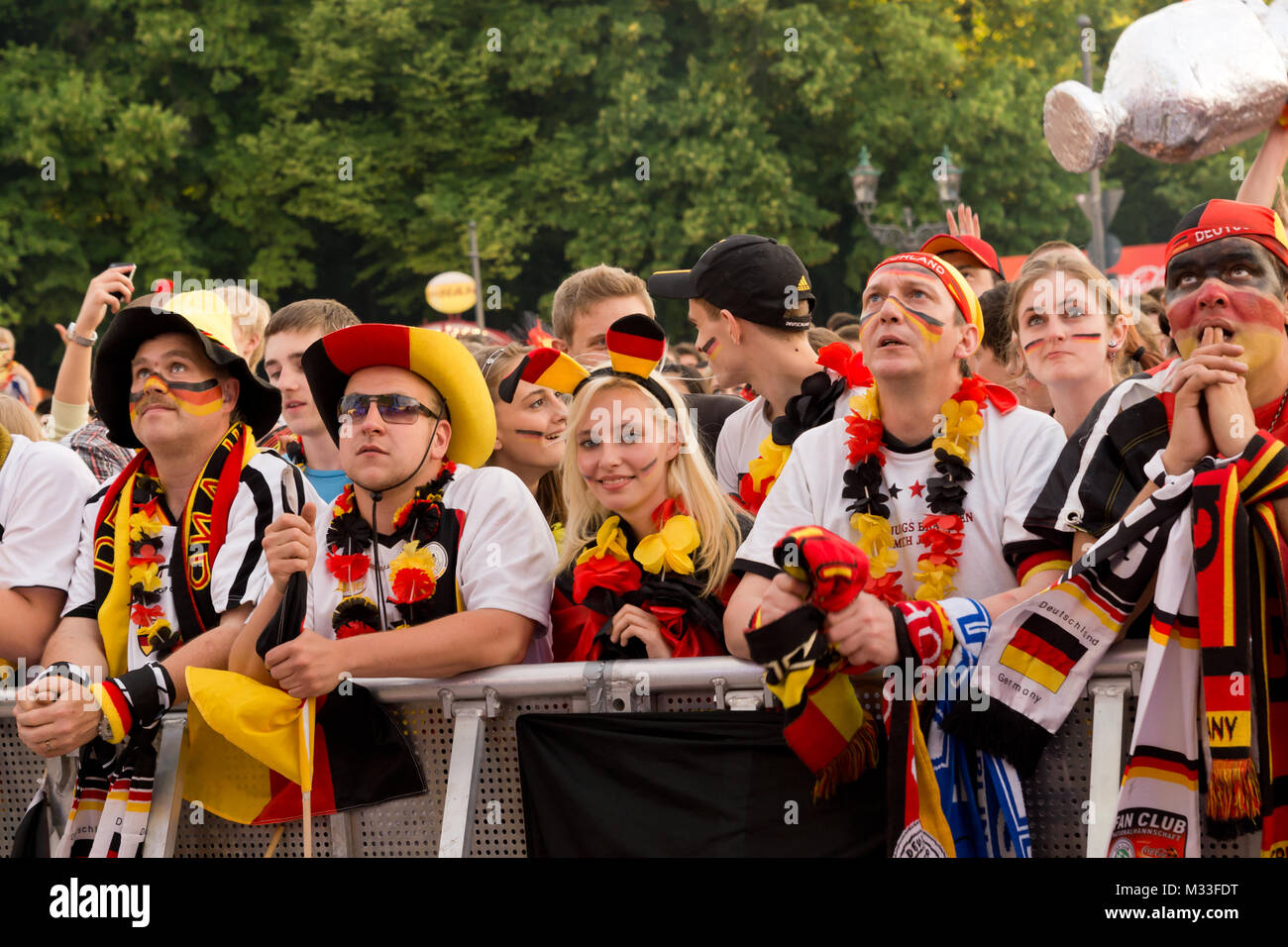 Fussballfans fiebern mit der deutschen Manschaft mit auf der Fanmeile zur Europameisterschaft 2012 Deutschland gegen Griechenland am Brandenburger Tor en Berlín. Foto de stock