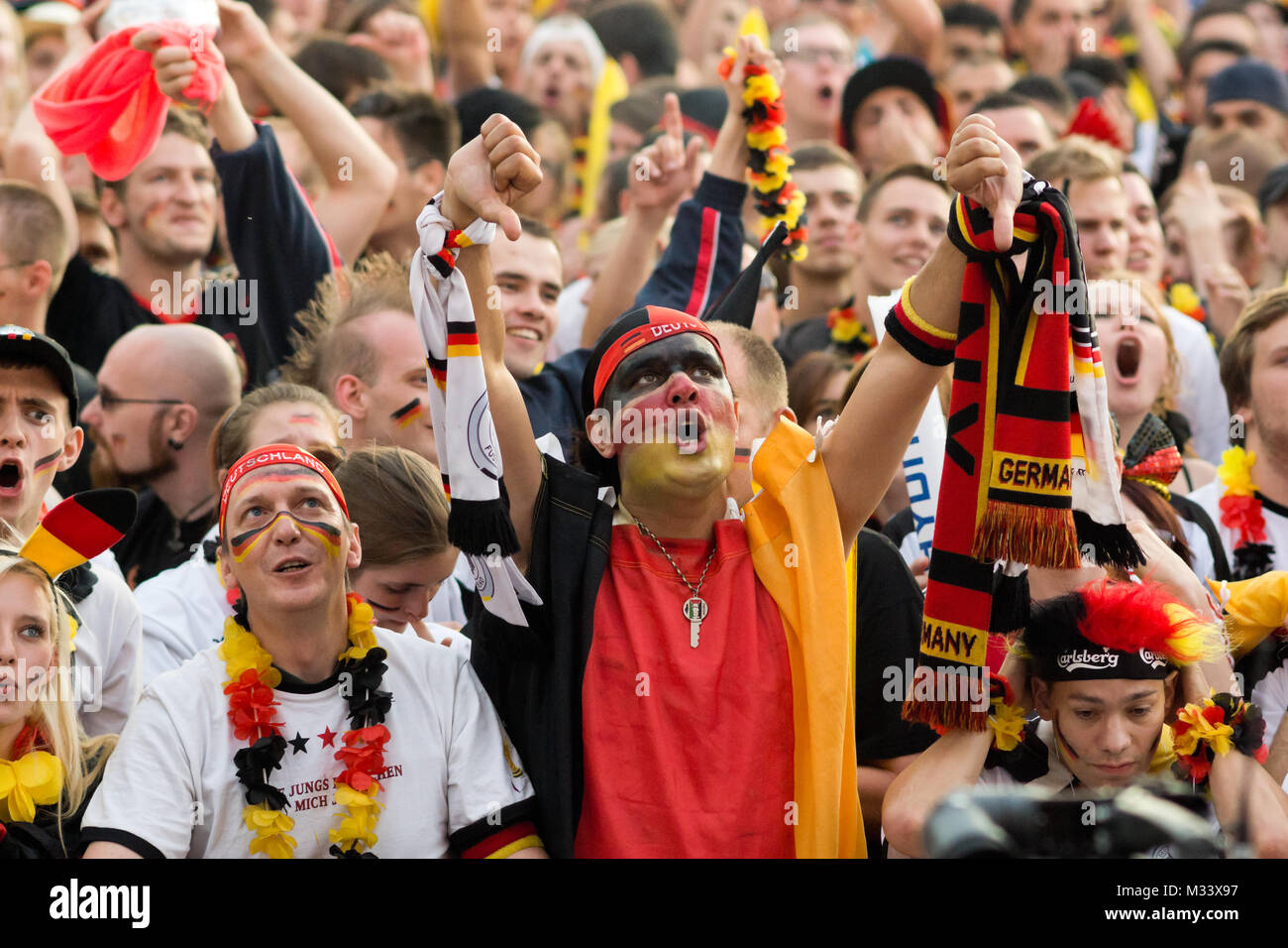 Menschenmassen verfolgen auf der riesigen Leinwand und freuen sich auf derFanmeile zur Europameisterschaft 2012 Deutschland gegen Griechenland am Brandenburger Tor en Berlín. Foto de stock