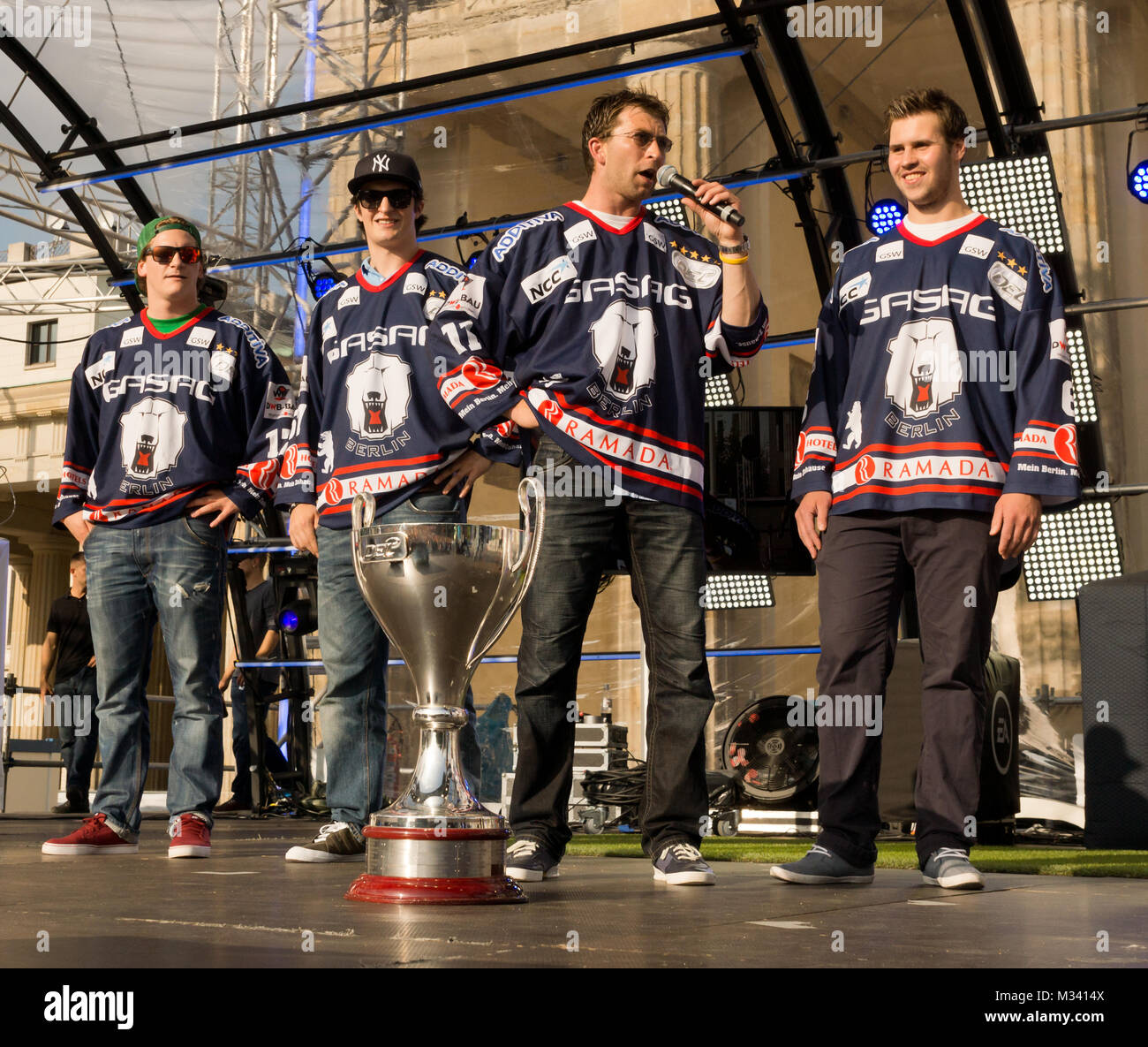 Die Berliner Eisbären mit Pokal auf der Bühne der Fanmeile zur Europameisterschaft 2012 Deutschland gegen Italien am Brandenburger Tor en Berlín. Foto de stock